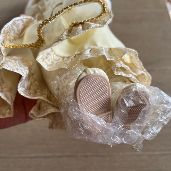 Vintage Winter Porcelain Doll, Lauren, Heritage Signature Collection - Picture 4 of 16